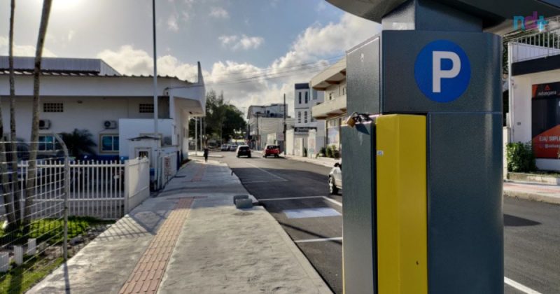 Imagem mostra parquímetro, onde cobrança do estacionamento rotativo em Navegantes é feita
