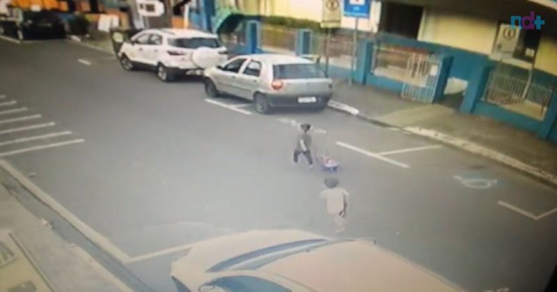Frame da câmera de segurança mostra momento exato dos irmãos fugindo de creche em Balneário Camboriú
