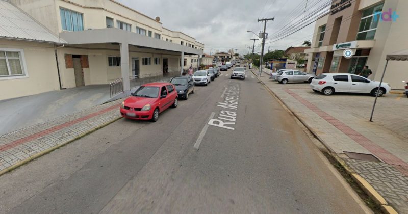Imagem do google maps mostra rua do hospital São José em Tijucas, onde mulher foi levada após levar facada de homem
