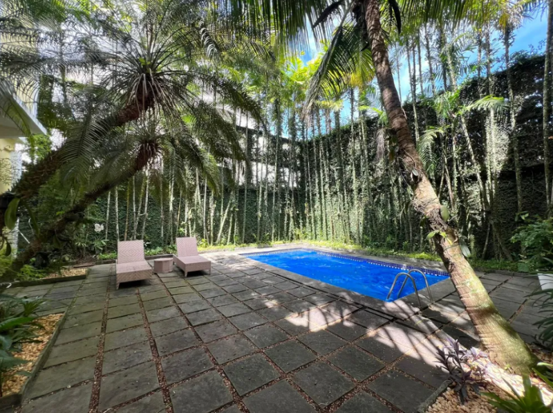 A mansão que foi de Glória Maria possui amplo espaço de lazer