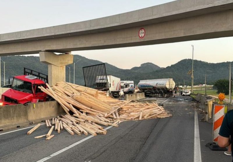 Carga espalhada na pista-BR-101, em Biguaçu, após acidente nesta quarta (13)