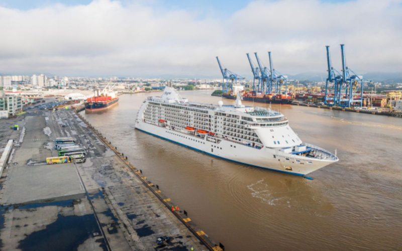Complexo portuário do rio Itajaí-Açu durante a tarde