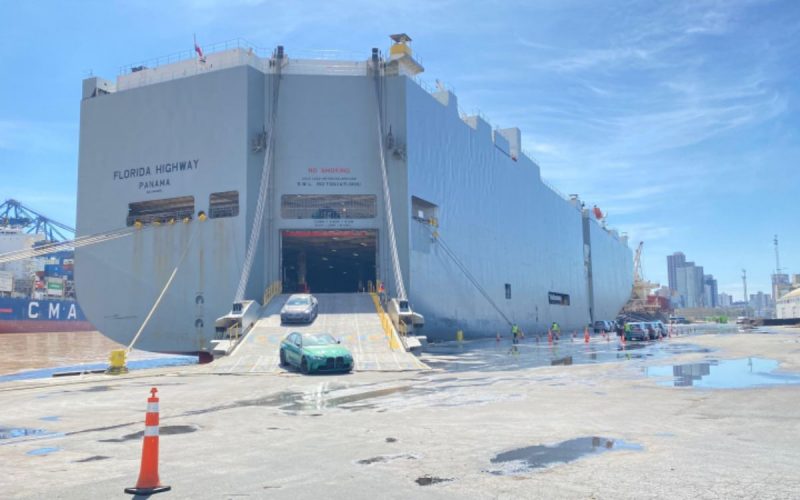 Complexo portuário do rio Itajaí-Açu durante a tarde