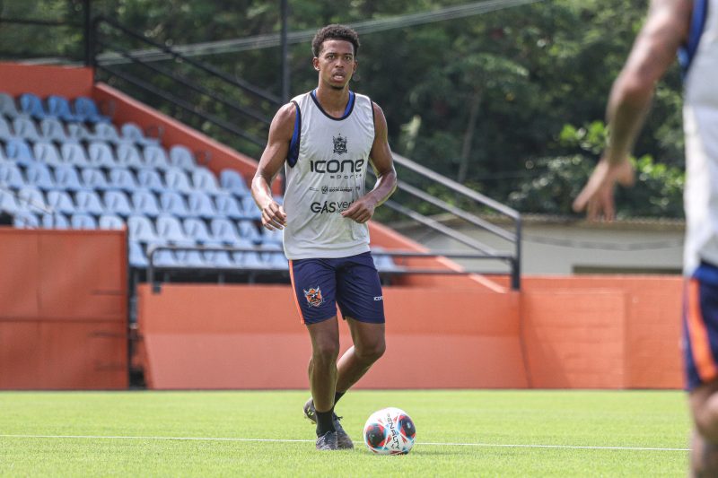 Carlinhos durante treino do Nova Iguaçu