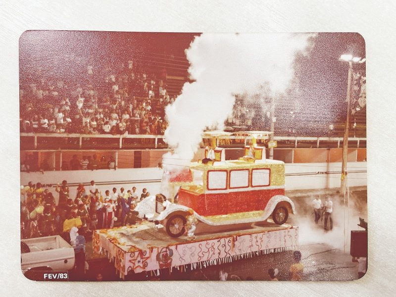 Carro de muta&ccedil;&atilde;o FordFolia, da Limoeiro, em desfile de 1983 – Foto: DIVULGA&Ccedil;&Atilde;O/ND