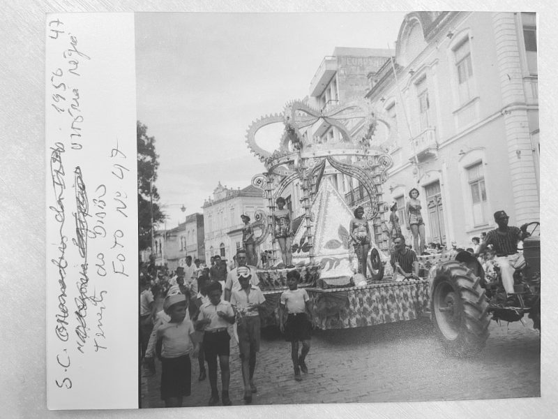 Ao lado, carro em muta&ccedil;&atilde;o de alegoria daSociedade Filhos de Minerva, dos anos 1910. Acima,Tenentes do Diabo desfilam na Pra&ccedil;a XV em 1956 – Foto: DIVULGA&Ccedil;&Atilde;O/ND