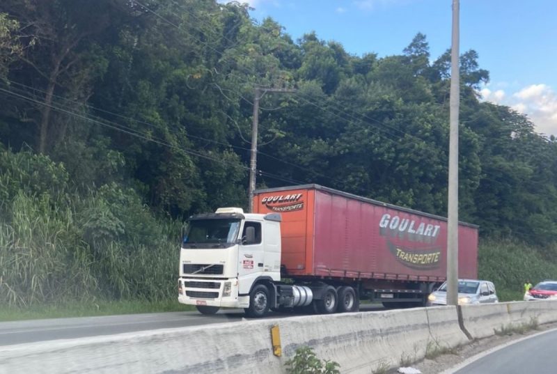 Carreta apresentou problemas mecânicos e travou o trânsito na SC-401, em Florianópolis, na manhã desta terça (26)