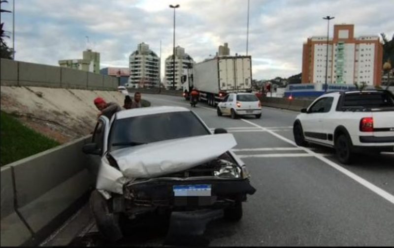 Imagem mostra carro batido após acidente envolvendo caminhão nesta quarta (27)