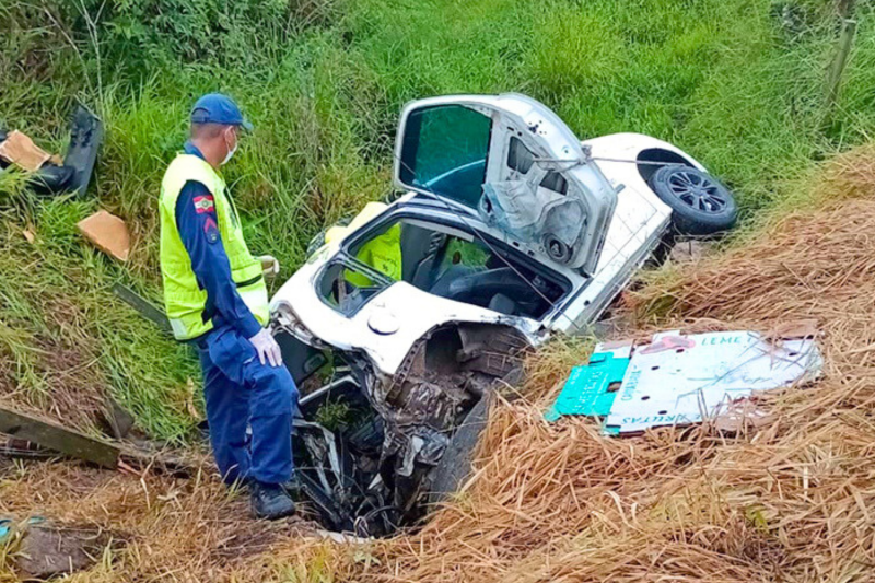 Carro capota e cai em córrego em Tubarão.