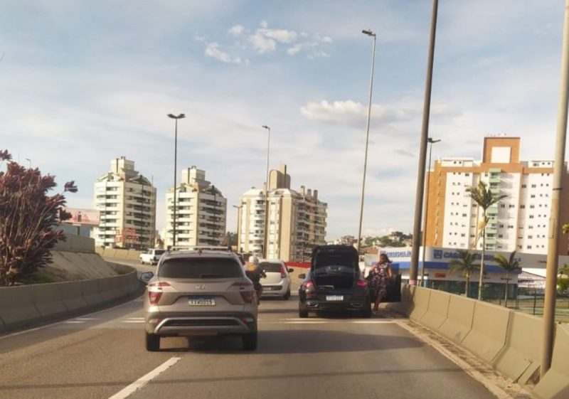 Carro com problemas mec&acirc;nicos causou lentid&atilde;o no trr&aacute;fego na Grande Florian&oacute;polis nesta quinta (21) – Foto: Reprodu&ccedil;&atilde;o/GMF