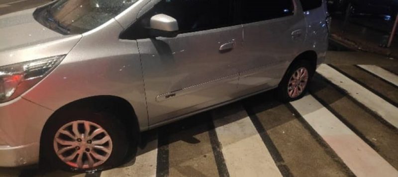Carro ficou com os pneus furados ap&oacute;s a briga – Foto: Reprodu&ccedil;&atilde;o/PMSC/ND