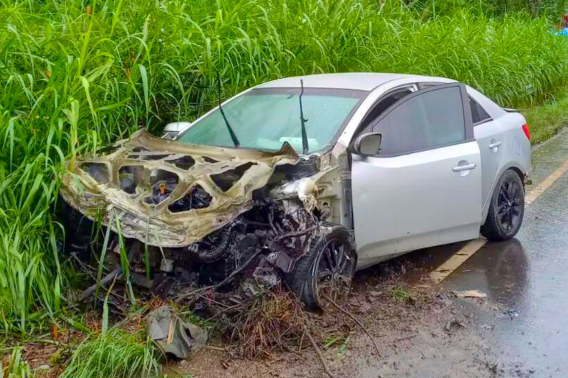 Carro destruído após bater em caminhão em Urussanga.