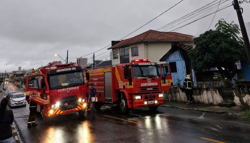 Casa de madeira pega fogo em Lages 