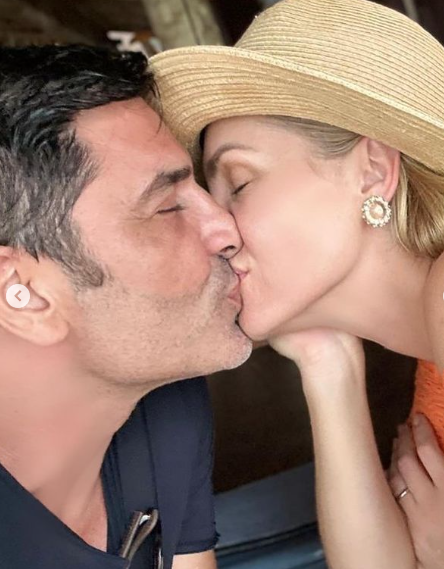 Ana Hickmann beija Edu Guedes e assume namoro em rede social