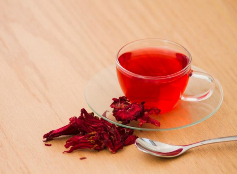 O chá de hibisco é muito conhecido por seus benefícios antioxidantes 