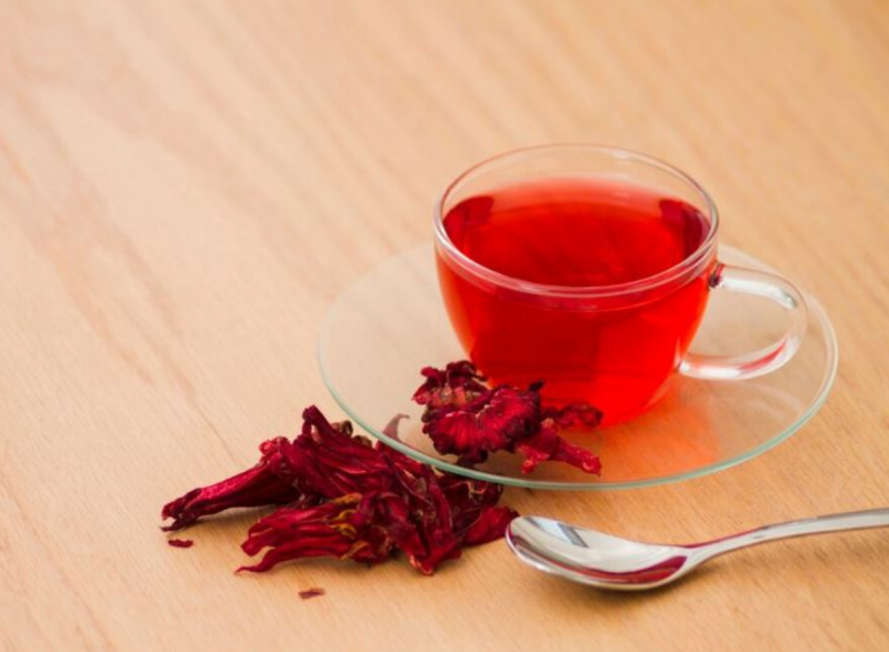 na foto aparece chá de hibisco, que tem vários benefícios à saúde