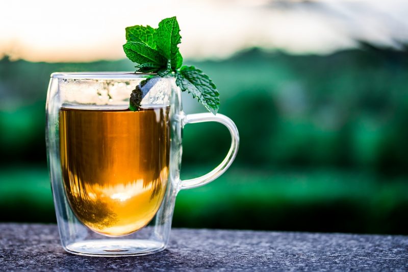 Imagem mostra chá de hortelã; uma das ervas que promete emagrecer 5 vezes mais rápido e promover sono reparador