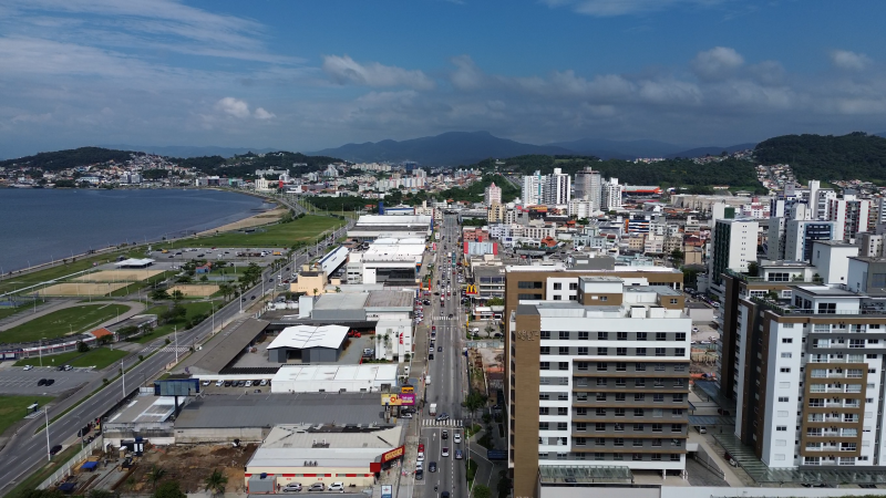 Foto mostra vários prédios e ruas de uma cidade