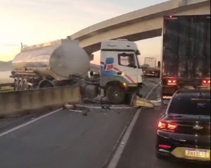 Colisão envolvendo dois caminhões de grande porte provocaram acidente grave na BR-101