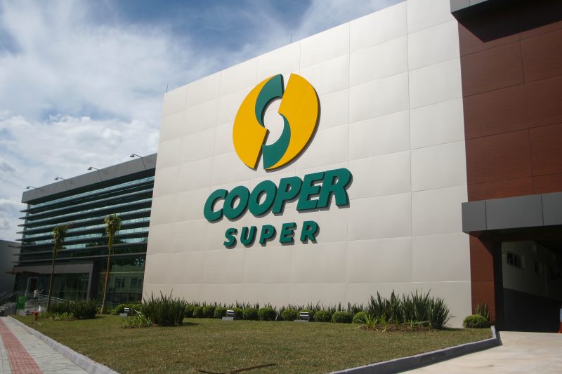 Fundada em março de 1944, a Rede Cooper celebra o crescimento contínuo da organização e busca alcançar cada vez mais pessoas 