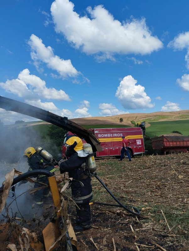 Cerca de 4 mil litros de &aacute;gua foram utilizados para apagar o inc&ecirc;ndio – Foto: OBM Tangar&aacute;/ND
