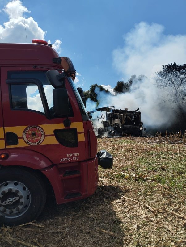 O operador da m&aacute;quina tentou, sem sucesso, apagar o fogo – Foto: OBM Tangar&aacute;/ND
