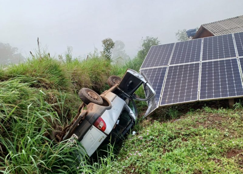 motorista ficou preso na caminhonete