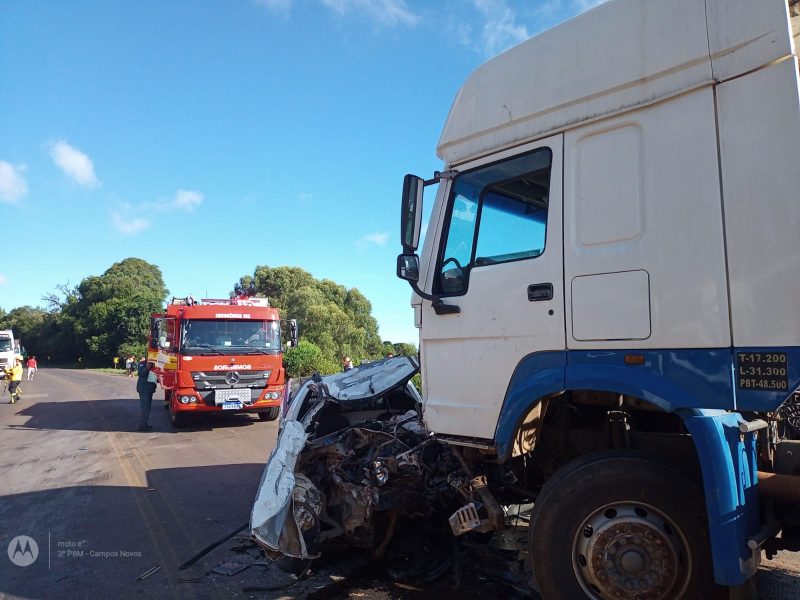 A caminhonete ficou com a frente destru&iacute;da. – Foto: Corpo de Bombeiros Militar/Divulga&ccedil;&atilde;o/ND