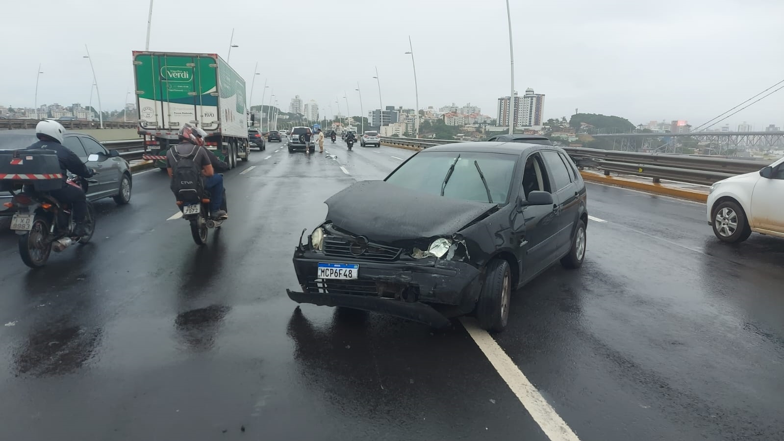 Na imagem aparece outro carro que se envolveu no acidente em Florianópolis.