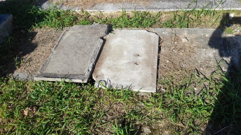 T&uacute;mulo com ossada exposta no Cemit&eacute;rio do Itacorubi &eacute; fechado pela prefeitura – Foto: PMF/ND