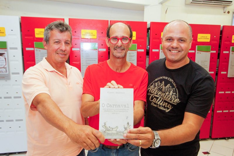 Da terceira gera&ccedil;&atilde;ode fam&iacute;lia refer&ecirc;nciana folia, S&eacute;rgioMurilo Xavier assinaas ilustra&ccedil;&otilde;es do livrodo escritor AlzemiMachado, editadopor F&aacute;bio Garcia – Foto: DIVULGA&Ccedil;&Atilde;O/ND