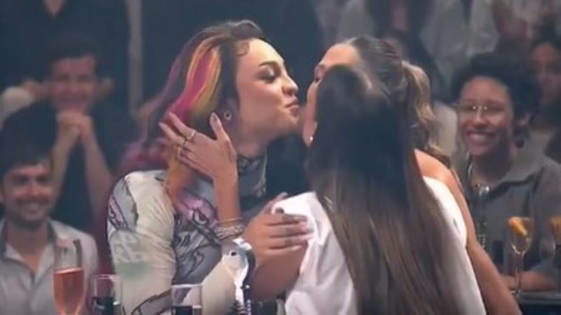 Deborah Secco, Pabllo Vittar e Dani Calabresa protagonizam beijo triplo nesta terça (5)