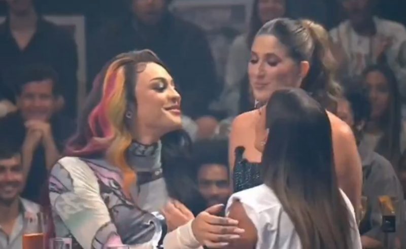 Deborah Secco, Pabllo-Vittar e Dani Calabresa dão beijo triplo em programa