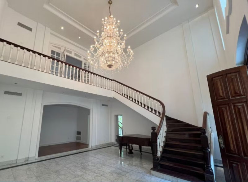 Mansão de Glória Maria possui um hall de entrada com pé direito de 7 metros