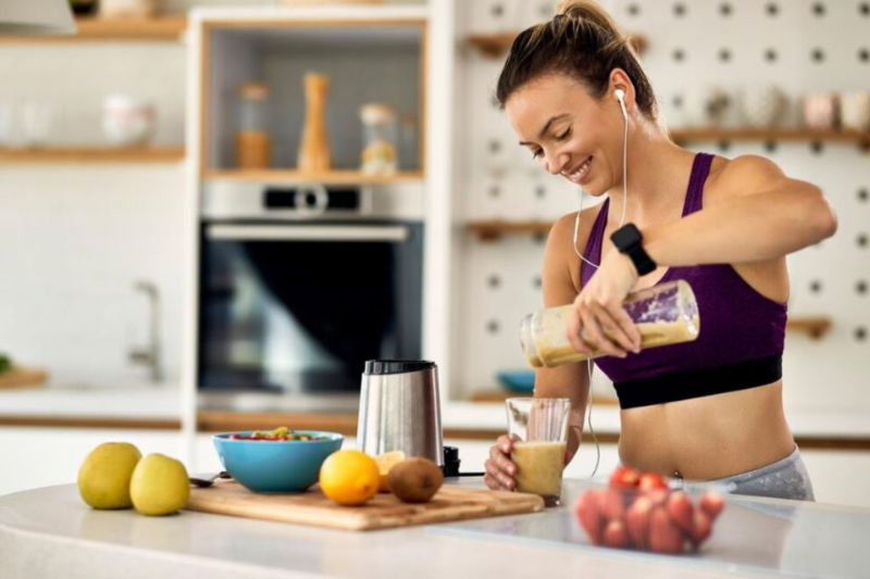 Mulher fazendo uma vitamina com alimentos ricos em proteína