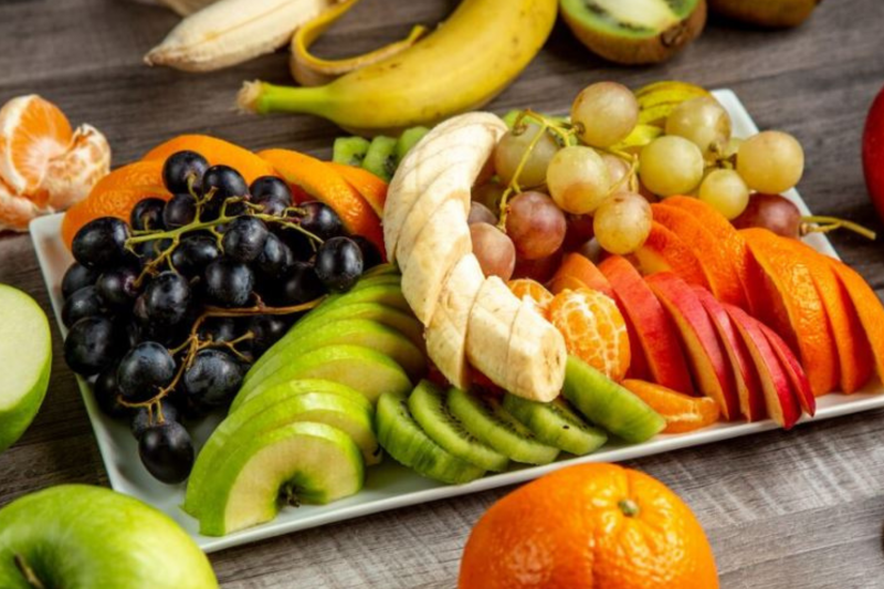 Diversas frutas em uma bandeja 