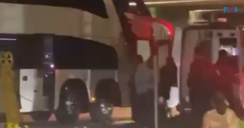 Frame de vídeo mostra caos instaurado após acidente com ônibus em Itapema, vítima esta no chão e outras duas presas no ônibus