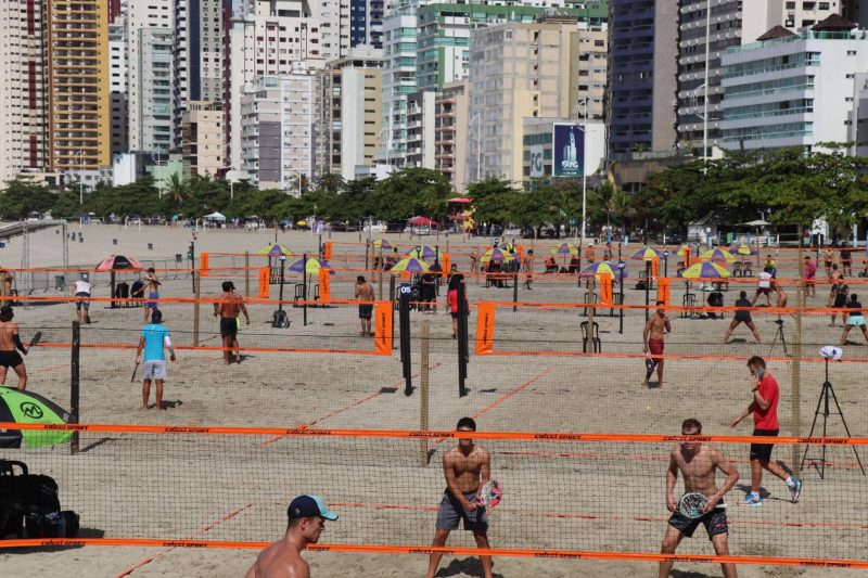 Imagem mostra edição de beach tennis na praia Central de Balneário Camboriú em anos anteriores
