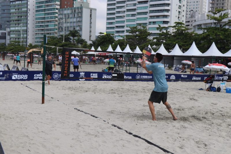 Imagem mostra edição de beach tennis na praia Central de Balneário Camboriú em anos anteriores