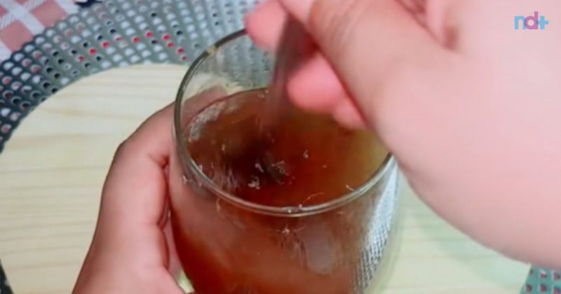 Imagem mostra gargarejo com bicarbonato de sódio, sal e canela recém feito; essa mistura promete acabar com o mau hálito