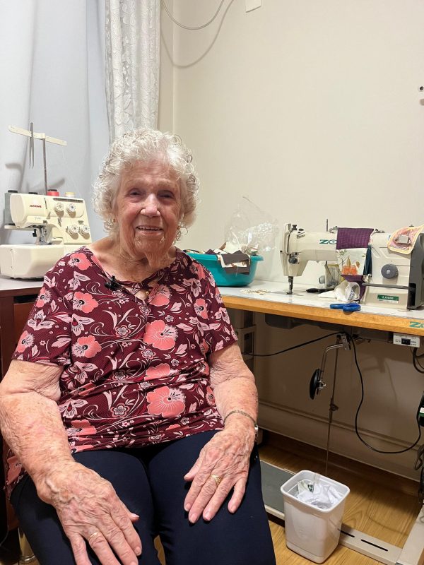 Ereni Serpa, de 92 anos, esbanja longevidade e é exemplo na costura, a qual compartilha com muito amor e carinho 