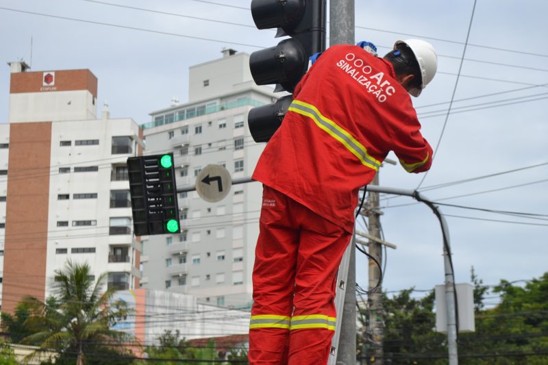 Equipes reparando os semáforos do trânsito de Florianópolis