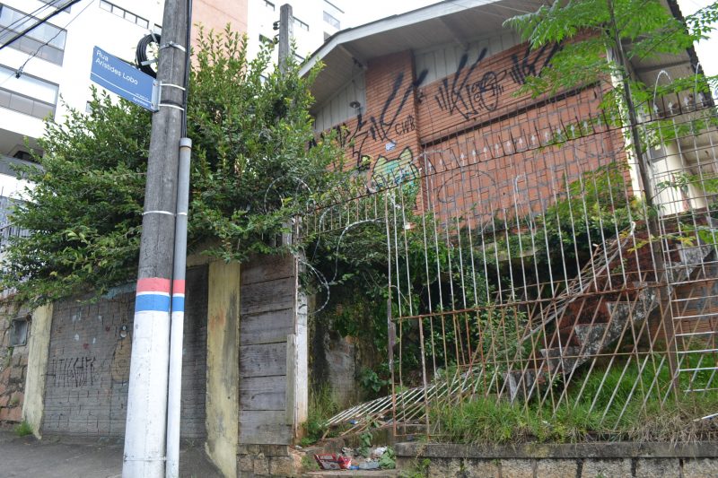 imóvel abandonado em local nobre de Florianópolis