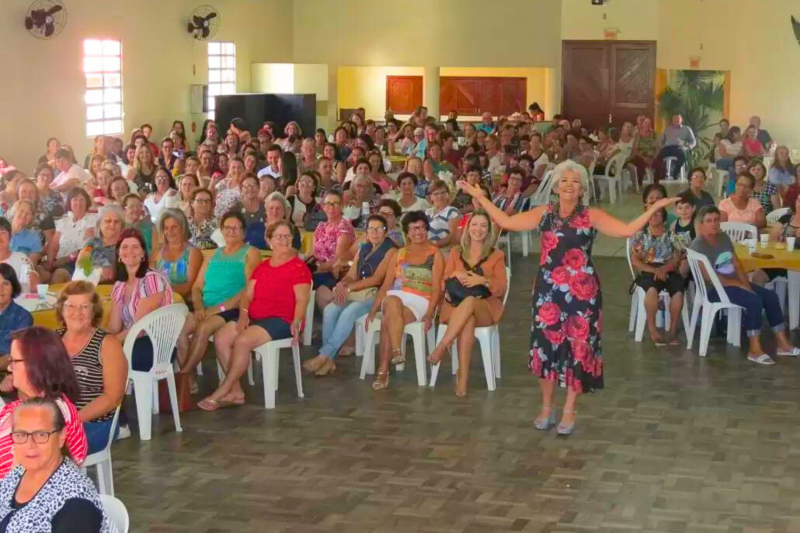 Edla em palestra.