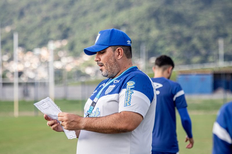 Eduardo Barroca durante treino do Avaí