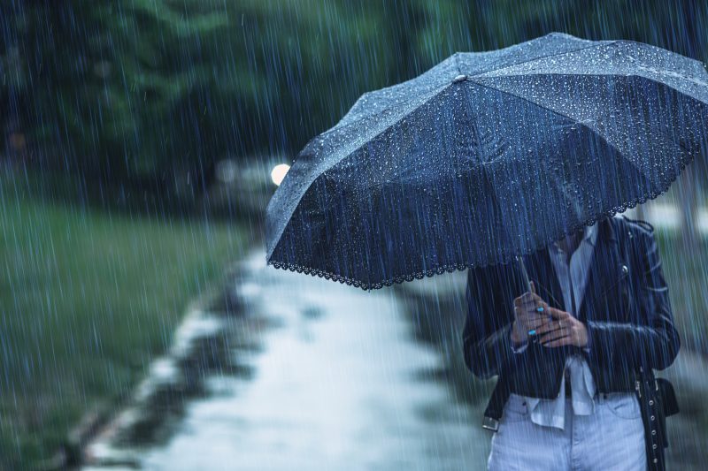 Mulher com guarda-chuva em um dia chuvoso