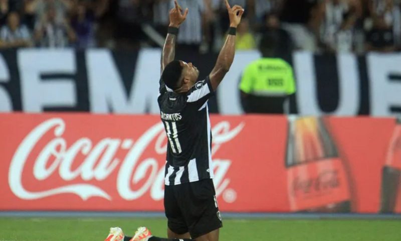 J&uacute;nior Santos festeja seu primeiro gol em cima do Bragantino – Foto: Vitor Silva / Botafogo