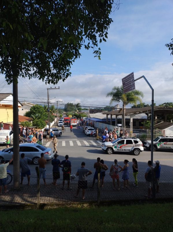 Homem foi assassinado a tiros dentro de carro na frente de creche em Indaial – Foto: Bombeiros Militares/Reprodu&ccedil;&atilde;o/ND