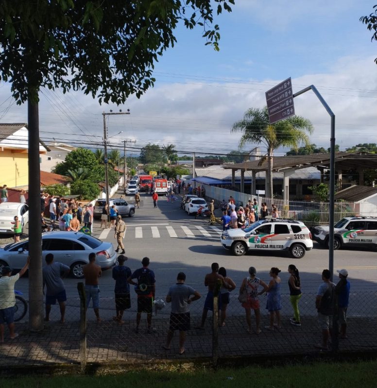 Homem foi morto a tiros na frente de creche na manhã de segunda-feira (4); suspeitos de envolvimento na execução foram presos horas depois do crime 