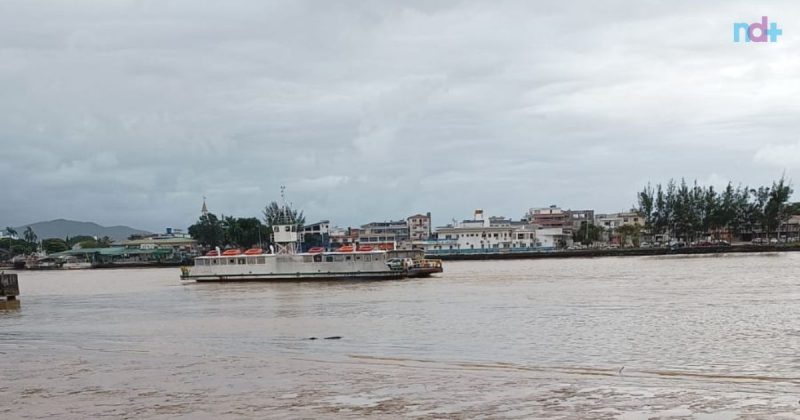 Imagem mostra balsa do ferry boat ainda à deriva na manhã desta sexta-feira (8)